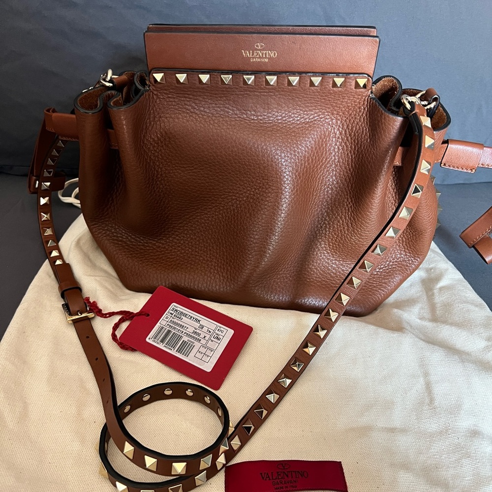 ❌ SOLD ❌ Valentino Garavani Rockstud Bucket Bag Leather (small)